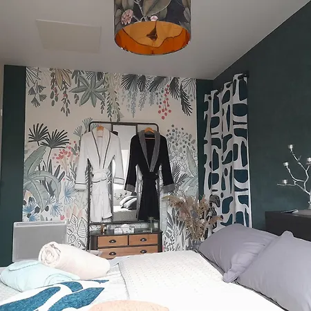 Dans Un Ecrin De Verdure Bed & Breakfast 3*