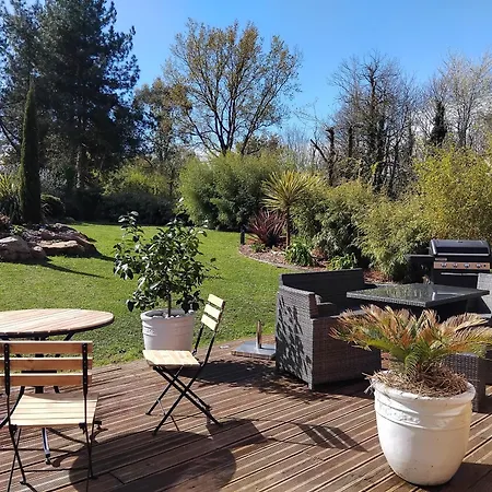 Dans Un Ecrin De Verdure לינה וארוחת בוקר