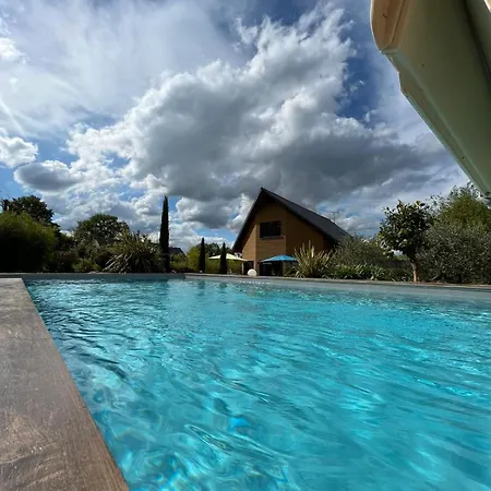 Dans Un Ecrin De Verdure 3*