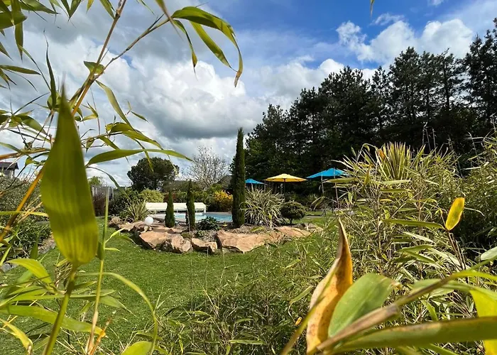 Dans Un Ecrin De Verdure